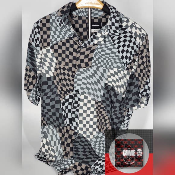 An Original Use Warped Checker Pattern Button T-Shirt - Picture 1 of 6